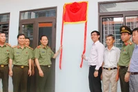 Lãnh đạo Công an Thanh Hóa cùng các đại biểu bàn giao ngôi nhà tình nghĩa cho đồng chí Lưu Đức Bình.
