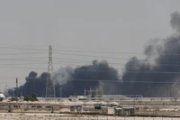 Khói bốc lên từ nhà máy của Tập đoàn Aramco tại TP Abqaiq, ngày 14-9. (Ảnh: Reuters)