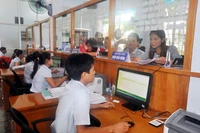 Giải quyết thủ tục hành chính cho người dân, doanh nghiệp tại Trung tâm Hành chính công TP Hà Giang.