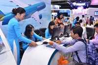 Khách tham quan gian hàng của Vietnam Airlines và Jestar Pacific tại Hội chợ ITE 2017 có cơ hội mua được vé với mức giá hấp dẫn. Ảnh: TRUNG PHONG