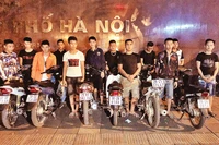 Các thanh thiếu niên chạy xe tốc độ cao, lạng lách, đánh võng tại đường Giảng Võ - Trần Huy Liệu (quận Đống Đa) bị tổ công tác Y14/141 của Công an TP Hà Nội chặn giữ, xử lý theo quy định. Ảnh: TRUNG H