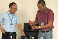 TS Phạm Xuân Đại (bên trái) cùng cộng sự,