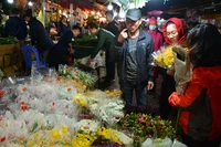 Thật thú vị khi đi giữa không gian ngập tràn hoa, thong thả ngắm nghía, hít hà hương hoa thơm ngát trong tiết trời thanh mát buổi sớm, rồi thư thái chọn cho mình những bó hoa tươi thắm để mang về. 