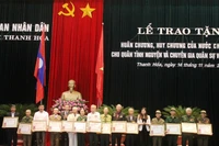Lãnh đạo Tỉnh ủy, UBND tỉnh Thanh Hóa trao Huân chương của nhà nước Lào cho quân tình nguyện, chuyên gia Việt Nam.