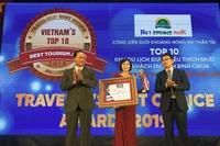 Bà Trần Thị Hương, đại diện Công viên suối khoáng nóng Núi Thần Tài nhận Bằng vinh danh điểm đến hấp dẫn, chất lượng và uy tín nhất.