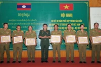 Trung tướng Hoàng Xuân Chiến, Tư lệnh BĐBP Việt Nam trao Bằng khen tặng các cá nhân và tập thể thuộc Tổng cục An ninh Lào.