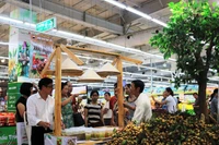 Khách hàng thưởng thức các món chế biến từ nhãn tại siêu thị Big C.