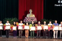 Các gia đình có công được trao tặng Huân chương Độc lập.