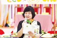 Tiến sĩ Nguyễn Thụy Anh trong một buổi đọc sách cùng các bạn nhỏ.