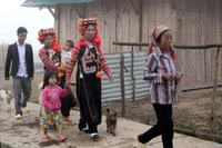 Từ sáng sớm người dân bản Tá Bạ, xã Tá Bạ đã đến các điểm bỏ phiếu để thực hiện quyền công dân của mình.