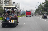 Xe điện chở khách du lịch lưu hành trên đường Hồ Xuân Hương, TP Sầm Sơn.