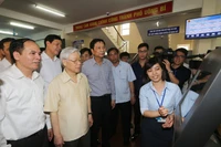 Tổng Bí thư Nguyễn Phú Trọng thăm Trung tâm hành chính công TP Uông Bí. 