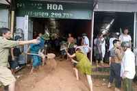Lực lượng vũ trang, dân quân, thanh niên cùng nhân dân khắc phục hậu quả thiên tai trên địa bàn thị trấn Vinh Quang, huyện Hoàng Su Phì (Hà Giang). Ảnh: TIẾN LÂM