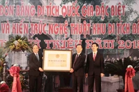 Phó Thủ tướng Chính phủ Nguyễn Xuân Phúc trao bằng xếp hạng Di tích Quốc gia đặc biệt Khu Di tích Bà Triệu cho tỉnh Thanh Hóa.