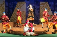 Cảnh trong vở tuồng Quan khiêng võng.