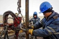 Công nhân làm việc tại một giếng dầu ở miền nam Kazakhstan. Ảnh Reuters