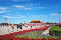 Người dân tham quan quảng trường Thiên An Môn ở thủ đô Bắc Kinh, Trung Quốc trong bầu không khí trong lành.