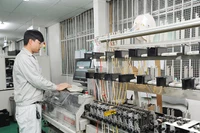 Công nhân Công ty cổ phần bóng đèn phích nước Rạng Đông sản xuất linh kiện bóng đèn LED.