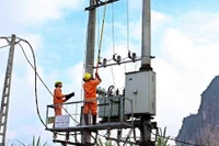 Công nhân điện lực Cẩm Thủy vận hành Trạm biến áp.