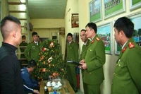 Cơ quan chức năng khám xét nơi kinh doanh cầm đồ của Đỗ Minh Tuấn.