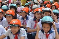 Trao 1.900 mũ bảo hiểm cho học sinh Yên Bái