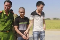 Nguyễn Văn Hải (giữa) bị bắt giữ.