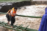Công an huyện Mường Lát trợ giúp dân di chuyển khỏi nơi sạt lở.