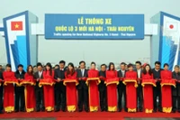 Thủ tướng Nguyễn Tấn Dũng cắt băng thông xe kỹ thuật quốc lộ 3.