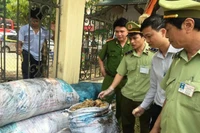 Lực lượng chức năng phát hiện thực phẩm bẩn chứa trong bao tải.