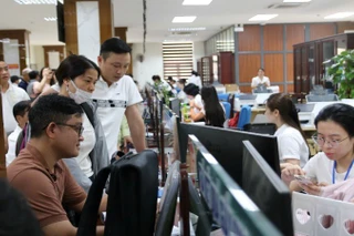 Người dân, doanh nghiệp đến giải quyết thủ tục hành chính tại Trung tâm phục vụ hành chính công phường Thành Vinh, tỉnh Nghệ An.
