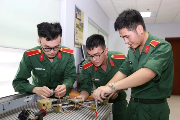 Học viên học tập, nghiên cứu tại Học viện Kỹ thuật quân sự. (Ảnh: MTA)