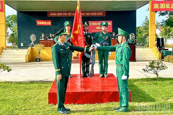 Nghi thức trao vũ khí cho chiến sĩ mới.