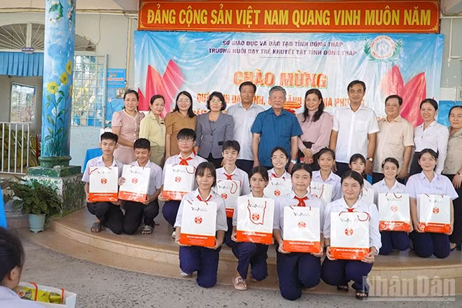 Đoàn công tác trao quà tặng học sinh Trường nuôi dạy trẻ khuyết tật Đồng Tháp.