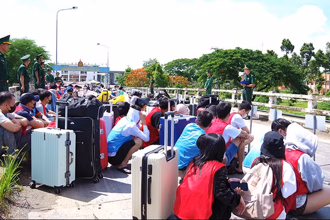 Cán bộ Đồn Biên phòng Cửa khẩu quốc tế Dinh Bà tuyên truyền cho các công dân. (Ảnh: Biên phòng Đồng Tháp).