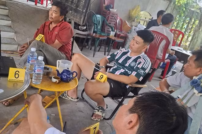 Hiện trường vụ triệt phá tụ điểm đánh bạc và tổ chức đánh bạc dưới hình thức cá độ bóng đá.