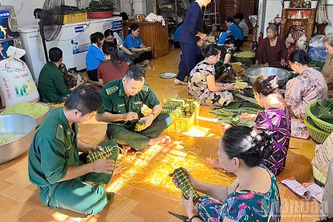 Phụ nữ xã Thường Phước và lực lượng Bộ đội Biên phòng gói bánh tét tặng các hộ gia đình chính sách nhân dịp 27/7.