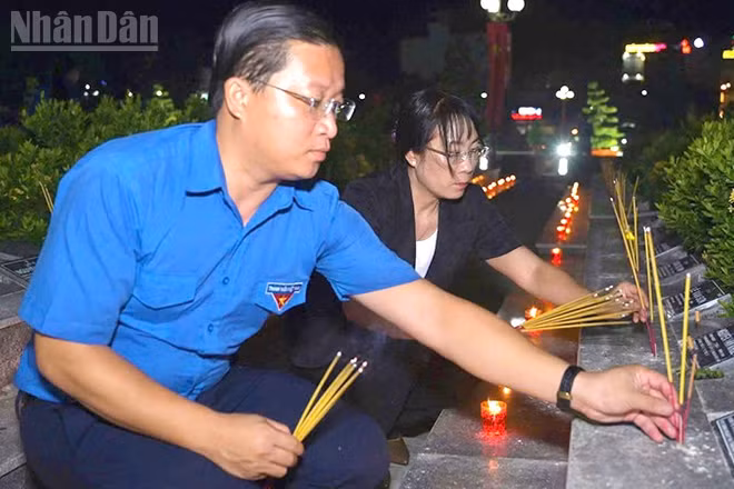 Thắp hương và nến tri ân tại Nghĩa trang liệt sĩ tỉnh Đồng Tháp (phường Mỹ Trà).