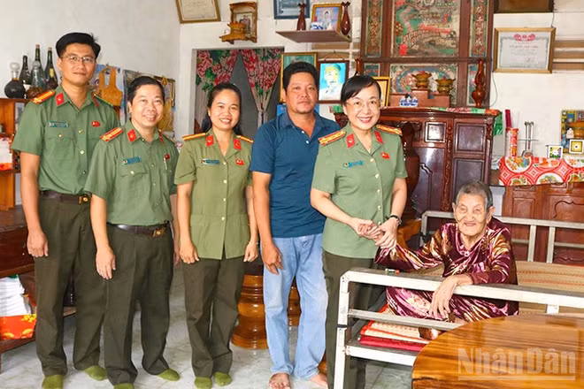 Lãnh đạo Công an tỉnh Đồng Tháp cùng lãnh đạo các phòng nghiệp vụ Công an tỉnh thăm Mẹ Việt Nam anh hùng Huỳnh Thị Trinh.
