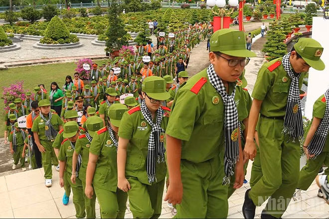 Chiến sĩ tham gia viếng, thắp hương và dâng hoa tại Nghĩa trang liệt sĩ tỉnh Đồng Tháp.