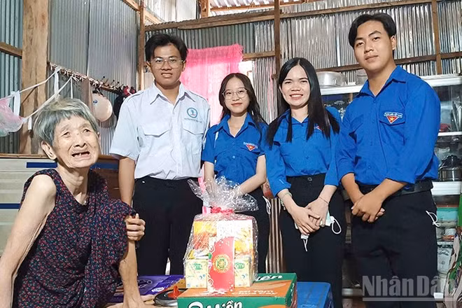 Sinh viên Hà Quang Triệu (áo trắng) cùng các đoàn viên thăm, tặng quà gia đình có hoàn cảnh khó khăn tại phường Cao Lãnh (tỉnh Đồng Tháp).