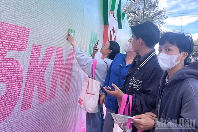 Các Runner tại bảng in tên vận động viên chạy 5km. (Ảnh: HỮU NGHĨA)