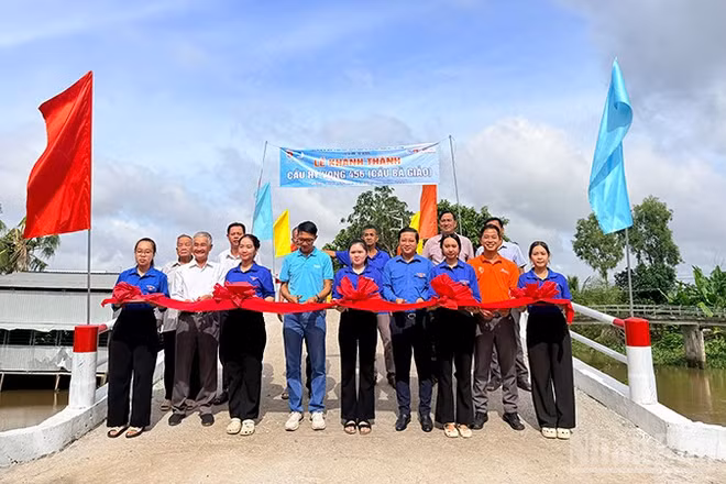 Nghi thức cắt băng khánh thành cầu Hy Vọng 456 (cầu Bà Giảo) tại ấp Tân Quới, xã Tân Phú Trung, tỉnh Đồng Tháp. (Ảnh: TRUNG THÀNH)