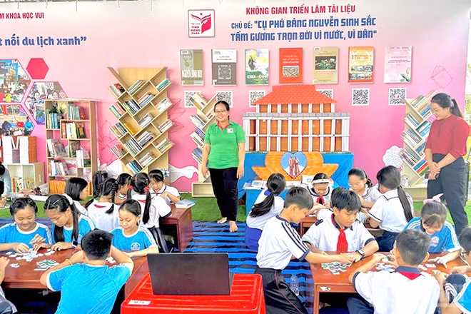 Các em thiếu nhi tại không gian triển lãm tài liệu.
