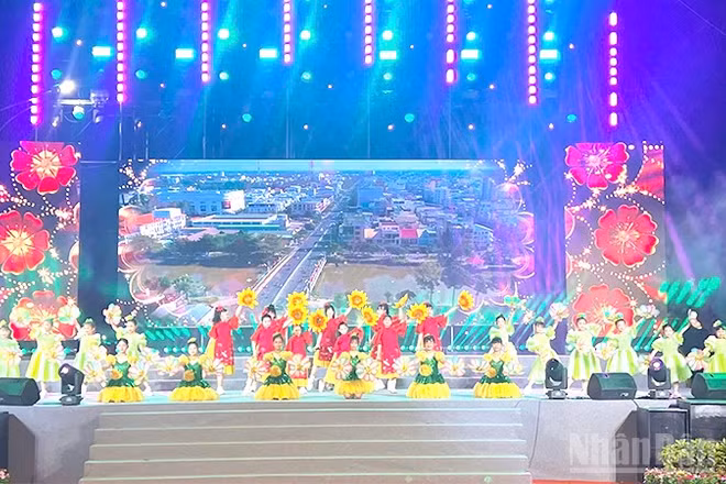 Một tiết mục được thiếu nhi Đồng Tháp biểu diễn tại chương trình nghệ thuật.