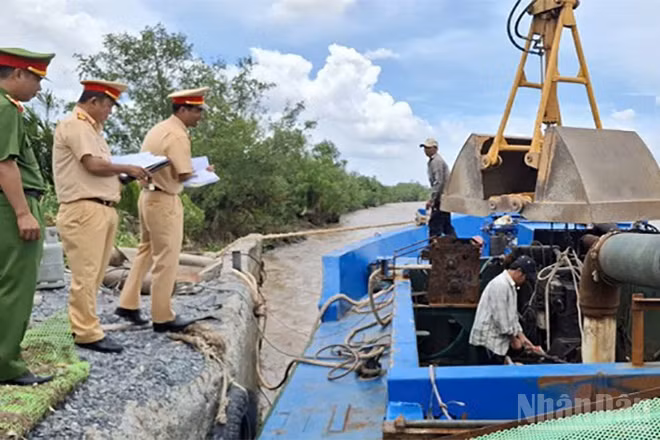 Lực lượng công an kiểm tra hoạt động tháo dỡ các thiết bị bơm hút cát.
