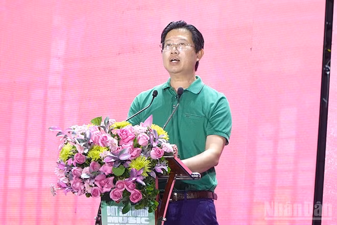 Phó Chủ tịch Ủy ban nhân dân tỉnh Đồng Tháp Huỳnh Minh Tuấn phát biểu tại đêm khai mạc. (Ảnh: HỮU NGHĨA)
