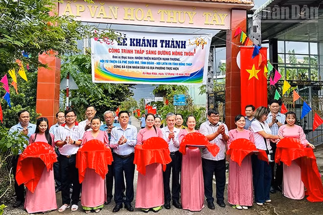Lãnh đạo Ủy ban Mặt trận Tổ quốc Việt Nam tỉnh Đồng Tháp, Tỉnh đoàn cùng đại biểu thực hiện nghi thức cắt băng khánh thành công trình “Thắp sáng đường nông thôn”. (Ảnh: NHƯ ANH)