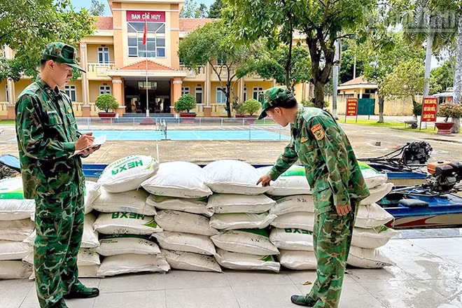 Lực lượng chức năng kiểm đếm số tang vật thu giữ. (Ảnh: HÒA BÌNH)