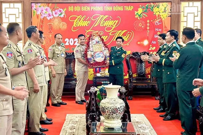 Đoàn đại biểu Ty Công an tỉnh Prey Veng (Vương quốc Campuchia) đến thăm, chúc Tết Ban Chỉ huy Bộ đội Biên phòng Đồng Tháp.