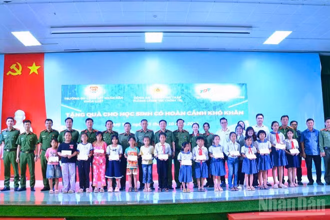 Trao 50 phần quà tặng học sinh có hoàn cảnh khó khăn trên địa bàn phường Mỹ Trà.